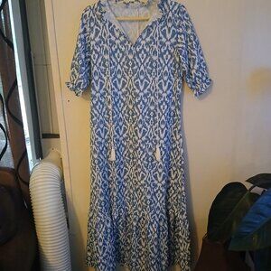 No brand blue and white print maxi dress Size medium/ Size 6
